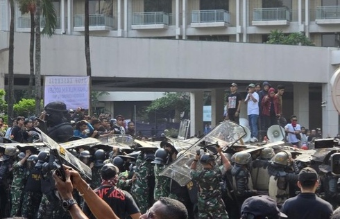 Massa Lawan Proses Eksekusi Hotel Sultan, Puluhan Orang Ditahan