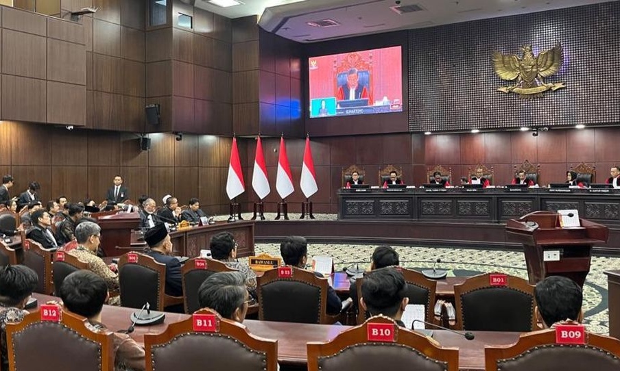 Gugatan Ditolak karena Legal Standing, Hakim MK Sentil Dokumen Luar Negeri Gibran Hanya “Bukti Kehadiran”